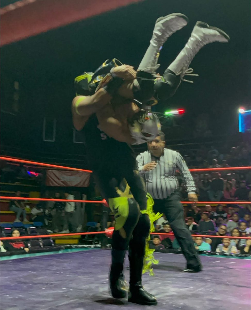 LaTijeraLucha's tweet image. La primera lucha de futuras estrellas en #ArenaNeza resulta un “luchón”,donde el bando técnico de #PequeñoDiagonal, #PrinceMagic y #Acustico caen ante la mayor fuerza y experiencia de #GoldenPower, #UltimoCaballero y #KidLaberinto, siendo premiados por un sector de la afición....