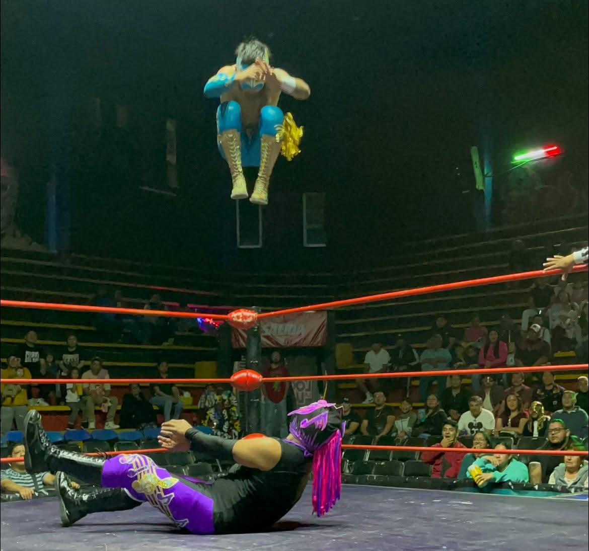 LaTijeraLucha's tweet image. La primera lucha de futuras estrellas en #ArenaNeza resulta un “luchón”,donde el bando técnico de #PequeñoDiagonal, #PrinceMagic y #Acustico caen ante la mayor fuerza y experiencia de #GoldenPower, #UltimoCaballero y #KidLaberinto, siendo premiados por un sector de la afición....