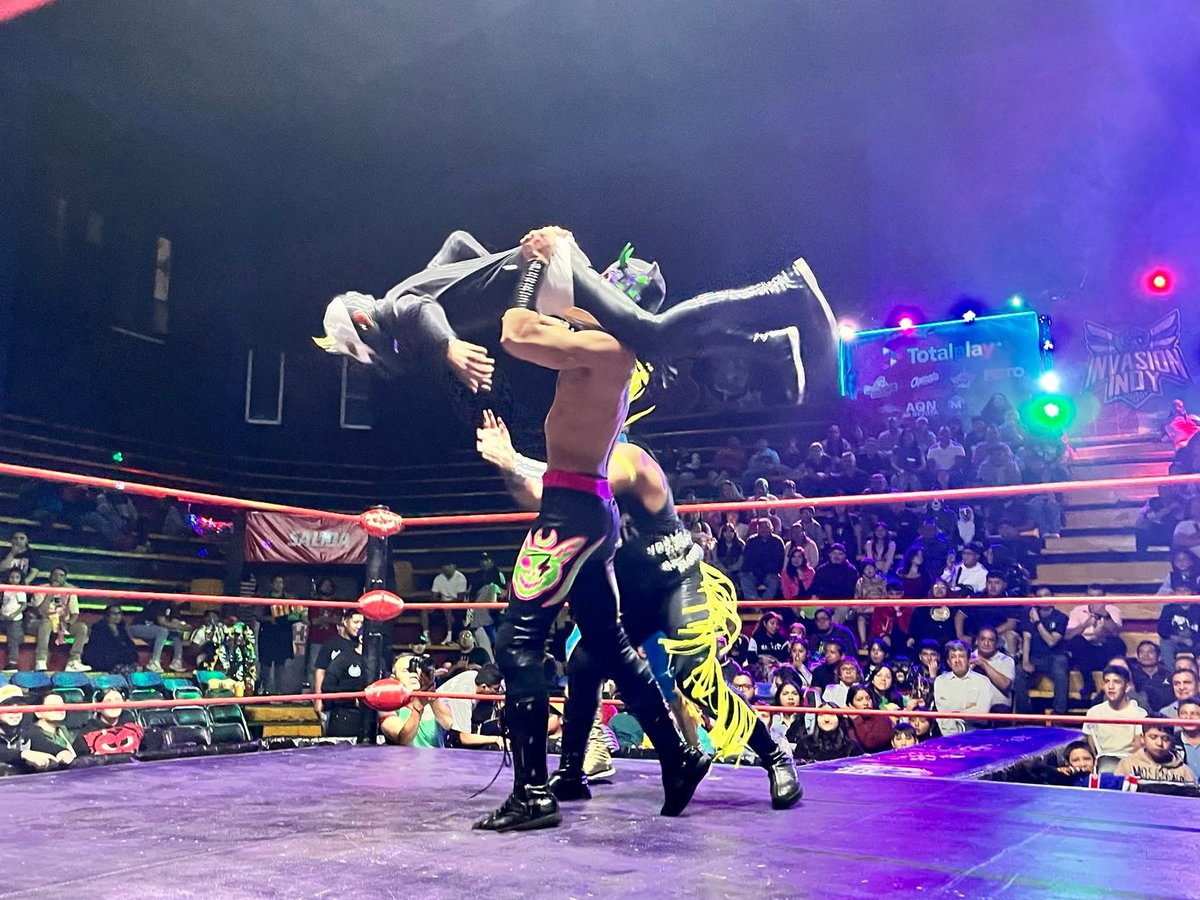 LaTijeraLucha's tweet image. La primera lucha de futuras estrellas en #ArenaNeza resulta un “luchón”,donde el bando técnico de #PequeñoDiagonal, #PrinceMagic y #Acustico caen ante la mayor fuerza y experiencia de #GoldenPower, #UltimoCaballero y #KidLaberinto, siendo premiados por un sector de la afición....