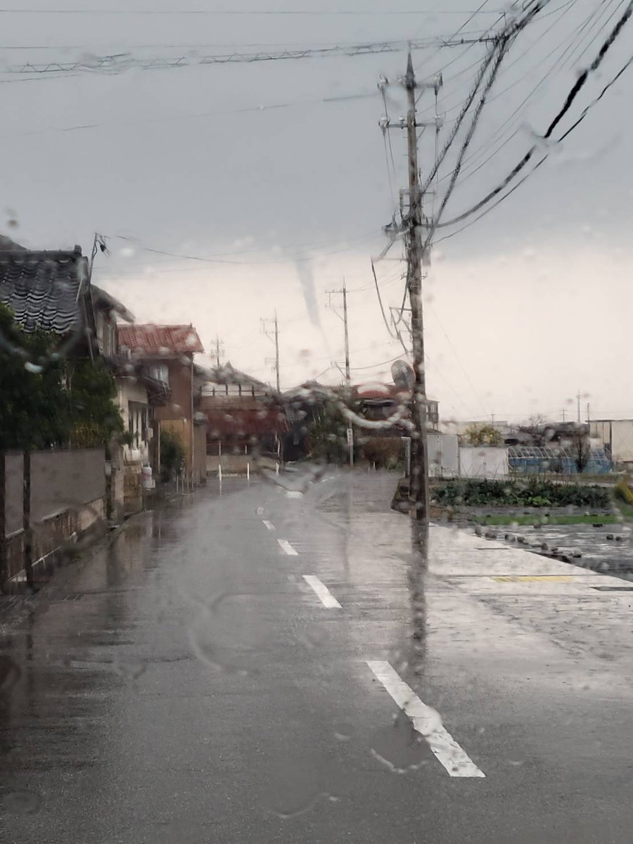 ついさっき石川県在住の妹が白山市のあたりから撮ったという写真が送られてきました！
漏斗雲に見えます！
近隣の皆様どうぞお気を付けください！！