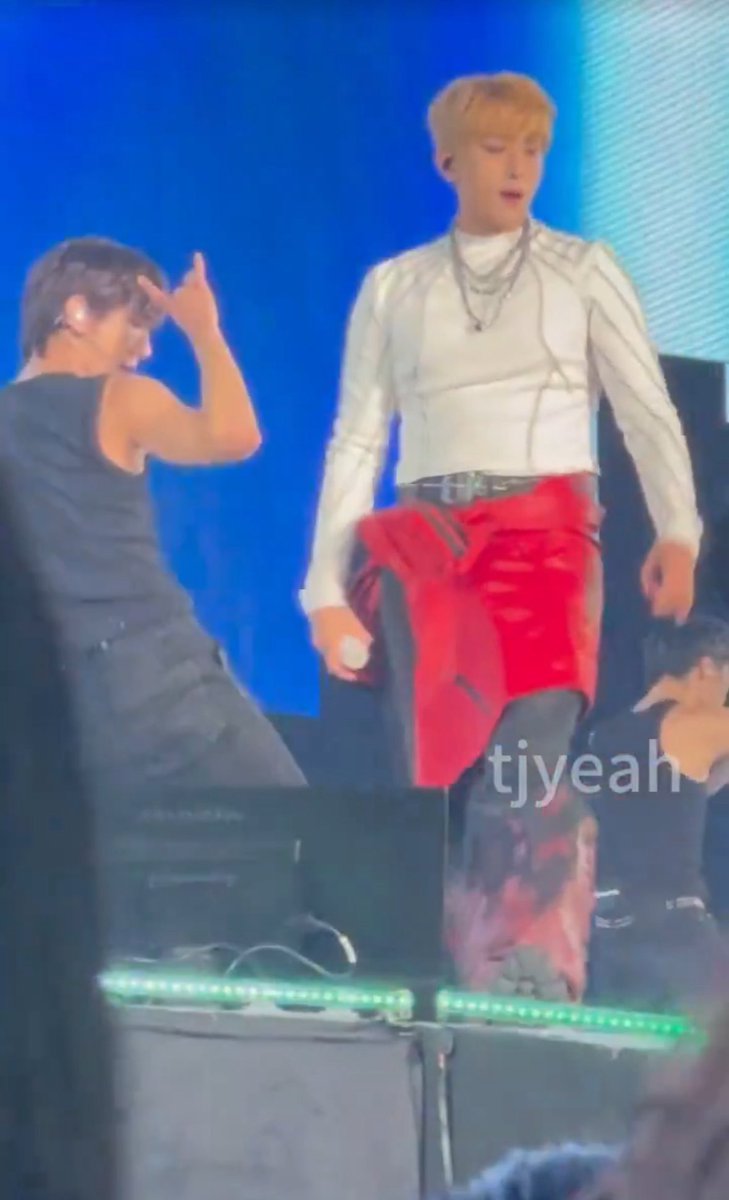 なんでドギョムってこんなに頻繁にズボンを薮くんだ？😂
いっぱい踊ったりはしゃいだりしてくれるのはありがたいけど！ズボンって結構頑丈よね？？