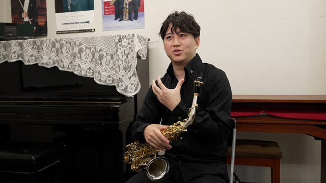 1minute_tnc's tweet image. １２月２１日（日）放送回は #クラッシックサックス奏者 #高橋俊伎。

今回はクラシックサックス奏者の高橋俊伎。他の楽器や全体との調和を重視するクラシックならではの演奏。柔らかく伸びやかな音色で、名曲の物語性を引き出す魅力とは？

#1minute
#1分