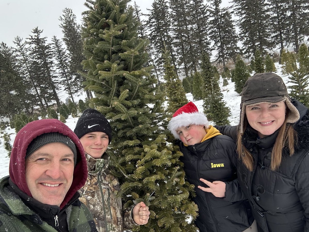 MikeNaigIA's tweet image. Nothing says Christmas like a fresh, Iowa-grown tree! Spent the afternoon with the family at Hill’s Tree Farm in Minburn continuing our yearly tradition 🎄 

We’re proud to support Iowa’s hard-working Christmas tree growers! #IowaAg