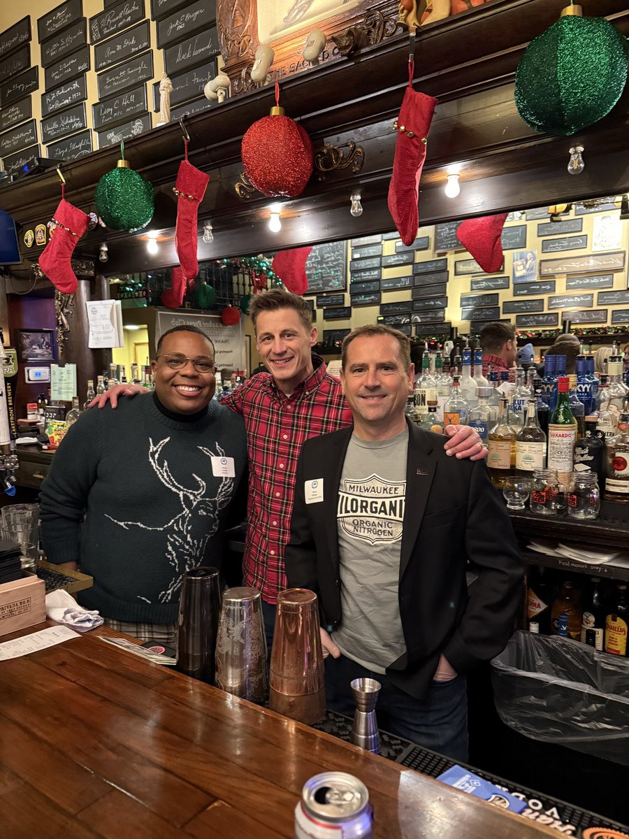 vincevitrano's tweet image. I'm a #bartender @erikbilstadWTMJ and I helped other Milwaukee area media at the @MKEPressClub last week raising money for scholarships for journalism students. Stop by @PfisterHotel Monday night. I'll be working with my sister Emily to support #renaissance theatre. 5:30-7:30