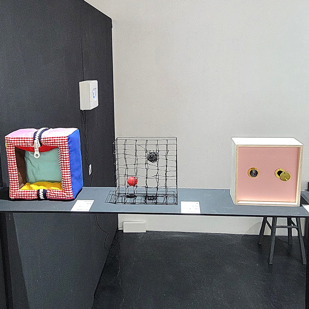 plus1art's tweet image. ／▢゜受付中｜チャリティ&amp;amp; オークション2025＼安全な一日｜11/26ー12/13｜
「こういう作品だったんだ！モニタの画面と実物は印象が全然違う」という声も。入札フォームは各作家のページにあります。 plus1art.jp/Ja_+1/+1EXH/+1… 
#現代アート #大阪ギャラリー #contemporaryart #osakagarally