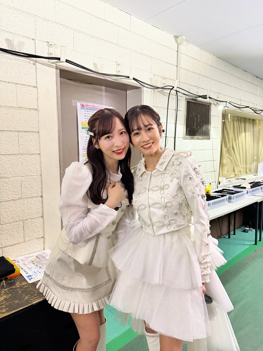 yuiyui_maromaro's tweet photo. #AKB48は青春ですin武道館
６公演走り切りました🎤❤️‍🔥
お越しいただいた皆様もHulu配信でご覧いただいた皆様も
本当にありがとうございました。

AKBに入りたいと思うきっかけをくれた
憧れの先輩たちとステージに立たせて頂き嬉しさと同時に
表情、パフォーマンス、発言の力強さ、
そして現役メンバーたちを立ててくださろうとしたり
アイドルとして、人として学ぶことが多くて改めて偉大さを感じた反面、自分たちの課題を見つけることもできました。

歴史を紡いできたグループのそれぞれの時代の良さをしっかりと届けていくのは現役の私達の役目だと思っています。

これから自分達で登らなければ見えない景色を
自分達で見れるようにこの気持ちを大切にして
この先もAKB48は進んでいきたいと思います。

最後に。
AKBの今も応援してくれて寄り添ってくれる卒業生の皆さん
本当に感謝しています。
武道館は一生の思い出で宝物です。
どの時代のAKBも大好きです、ありがとうございました！

#あの頃青春でしたこれから青春です 
#AKB48
#AKB武道館