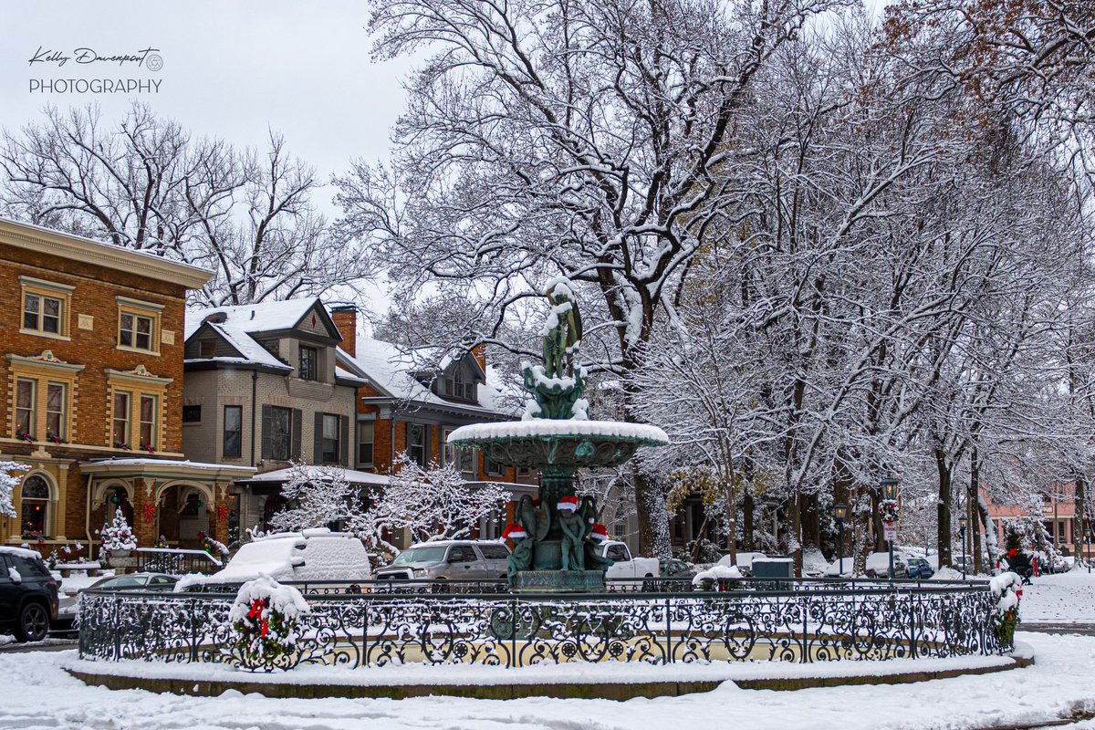Last week’s fresh snow turned #Louisville’s St. James Court into a winter postcard, wrapped with Christmas cheer! ❄️ 🎄❄️ #photography