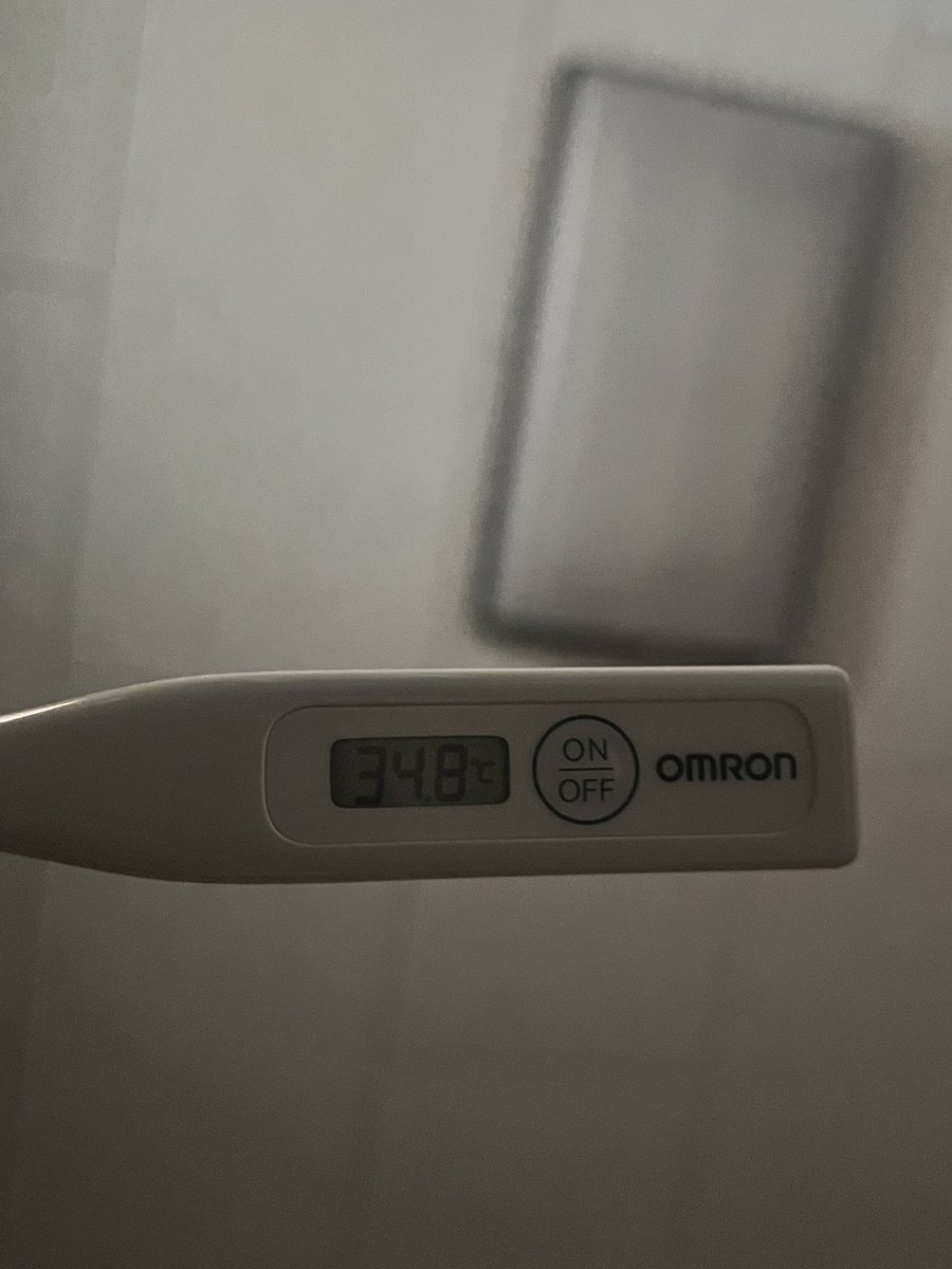 Asyumin_min's tweet photo. 体調崩した。インフルっぽい。移したかも...って言われたから体温はかったらこんな感じ
壊れたかな？って何回もはかったり別ので測ってもこんな感じ
えーっと...とりあえずオイラ元気💪🏻 https://t.co/1oEjBbEpNH