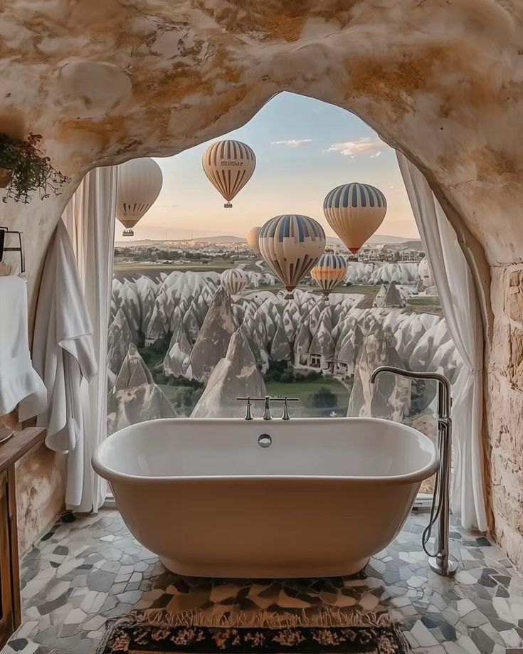 malak00a65's tweet image. كابادوكيا… المكان اللي يحوّل الصباح إلى لوحة خيال!
بالونات تطير فوق الوديان، وجبال منحوتة من الزمن، وهدوء يخليك تحس إنك خارج الدنيا.
كل زاوية فيها حكاية… وكل لحظة تصوير تستحق إنها تبقى ذكرى.

#Cappadocia #كابادوكيا #سياحة #تركيا #سفر #اكتشف_العالم #BucketList

#امطار_المدينه