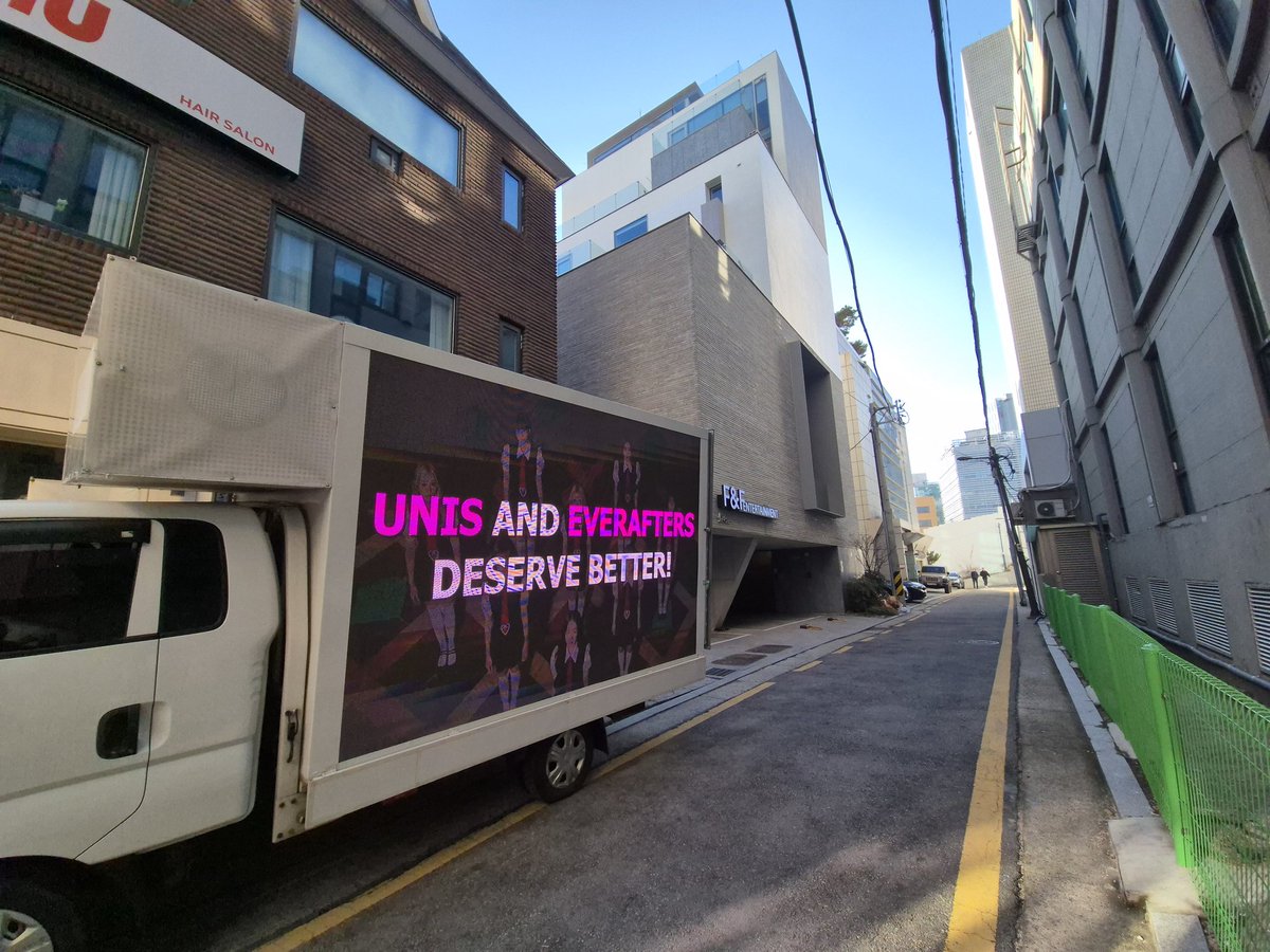 elfort_ofcl418's tweet photo. Because UNIS DESERVES BETTER 🚚💗

Today, a protest truck stands in front of F&amp;F 💯
a reminder that the girls deserve the promotions, content, and care they’ve worked so hard for.

 Do better for UNIS. @fnfent_official @UNIS_offcl
 
유니스는 더 나아질 자격이 있습니다 https://t.co/Yhcyv5Geuc