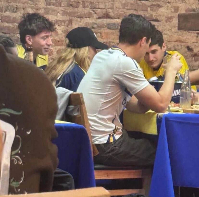 Al fin con un hombre de verdad que la presume la lleva a la cancha le presenta a los amigos se toma un avión privado para su show se va del after para llevarla a su concierto etc etc etc etc .