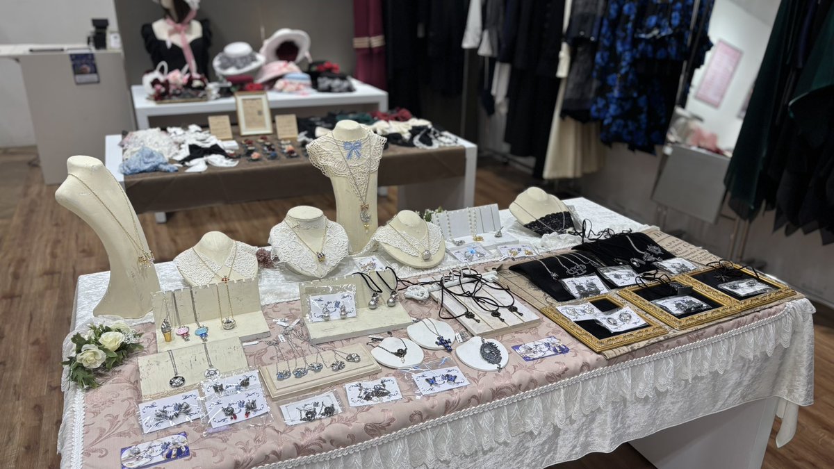 💎スタッフおすすめアイテム💎
ichiyaのピアス💕
着用しているピアスは、新作のデザイン❣️
リボンと月、そしてうさぎがとってもキュートな商品です✨

冬限定のアイテムもございますので、ぜひお手に取ってご覧ください❣️

[開催概要]
デコレーション☆パレード5
会期