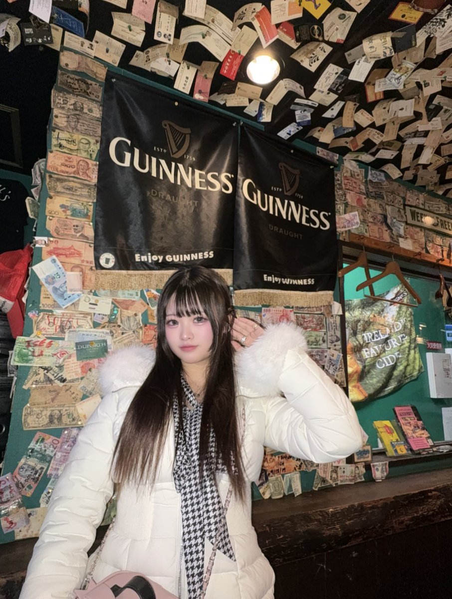 7歳からお世話になってるダンスの先生と外国人の方が経営してる、日本人のお客さんが1人もおらへんBAR行った！！

なんだかin America🗽🍔🍟🇺🇸って感じでちょーオシャレだよね(σ•̀ᴗ•́)σ