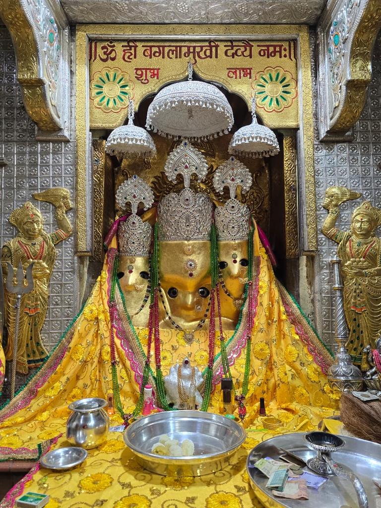 ।। जय माँ बगलामुखी ।।

माँ बगलामुखी, नलखेड़ा के आज के प्रात: दर्शन आपके लिये।

आपका दिन शुभ हो।

अपना ध्यान रखिए!

॥ ॐ ह्लीं बगलामुखी सर्व दुष्टानां वाचं मुखं पदं स्तंम्भय जिव्हां कीलय बुद्धिं विनाशय ह्लीं ॐ स्वाहा ॥ 

👣जय माँ बगलामुखी जी 👣

😊🙏✌️