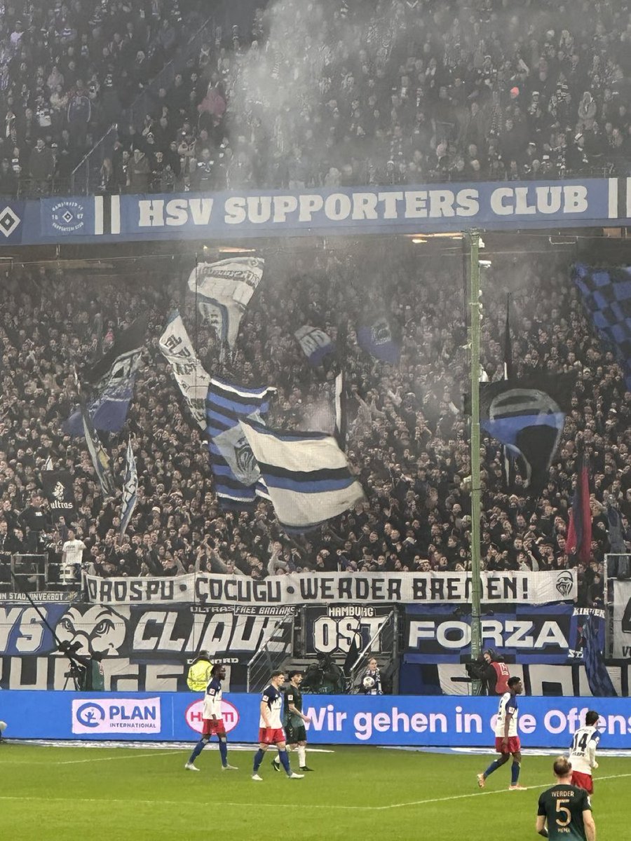 Dün oynanan Hamburg - Werder Bremen maçında açılan bir pankart:

“Or**pu Çocuğu Werder Bremen”