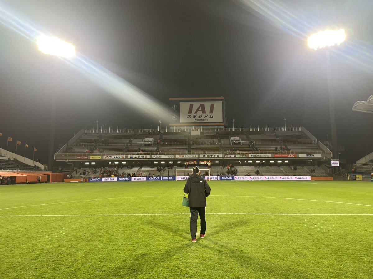 セレモニー後の作業の様子🤳🏻

芝生は、選手の力を受け止めたスパイクの跡や、激しいプレーがあった所はめくれたり飛んだり、傷を負っている状態です。
すぐに傷口に砂をかけて乾燥を抑え回復を促します🌱(絆創膏の役割✨️🩹)

試合後のピッチからは一瞬のプレーにかけた選手の想いが伝わってきます⚽️