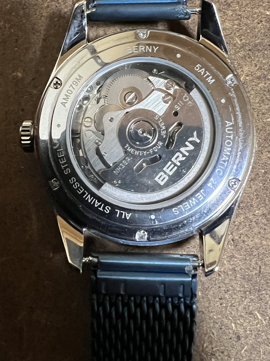 理想的な中華時計を買いました。😆👍
名前はバーニーらしいのですが、

中華なのでベン・リーと思ってます。
バンドは18mmをつけてます。本来は20mmなのですが

中華としてはそこそこ値段するので出来は良いですね。

ムーブメントもNH38A、SIIなので。
地味にサファイアガラスなのも⭕️です