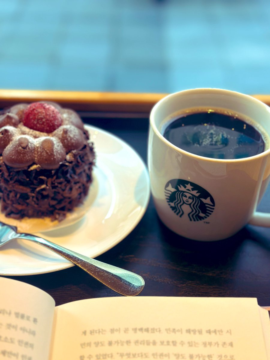 moon_moon_H_'s tweet photo. 사장님!
옆 테이블 남자손님이랑 양 차이 너무 나잖아요.
저 보통 남자분들보다 더 먹는다구요!

마음상해서 초코케이크를 좀 먹어야 겠어요.

병원가기 전 힐링하려 했는데 
기분만 안좋아짐😡

올해 마지막 무릎 연골 주사 맞고
내일부터 야무지게 운동 시작할꺼임! 두둥!!! https://t.co/Be8UwkPSno