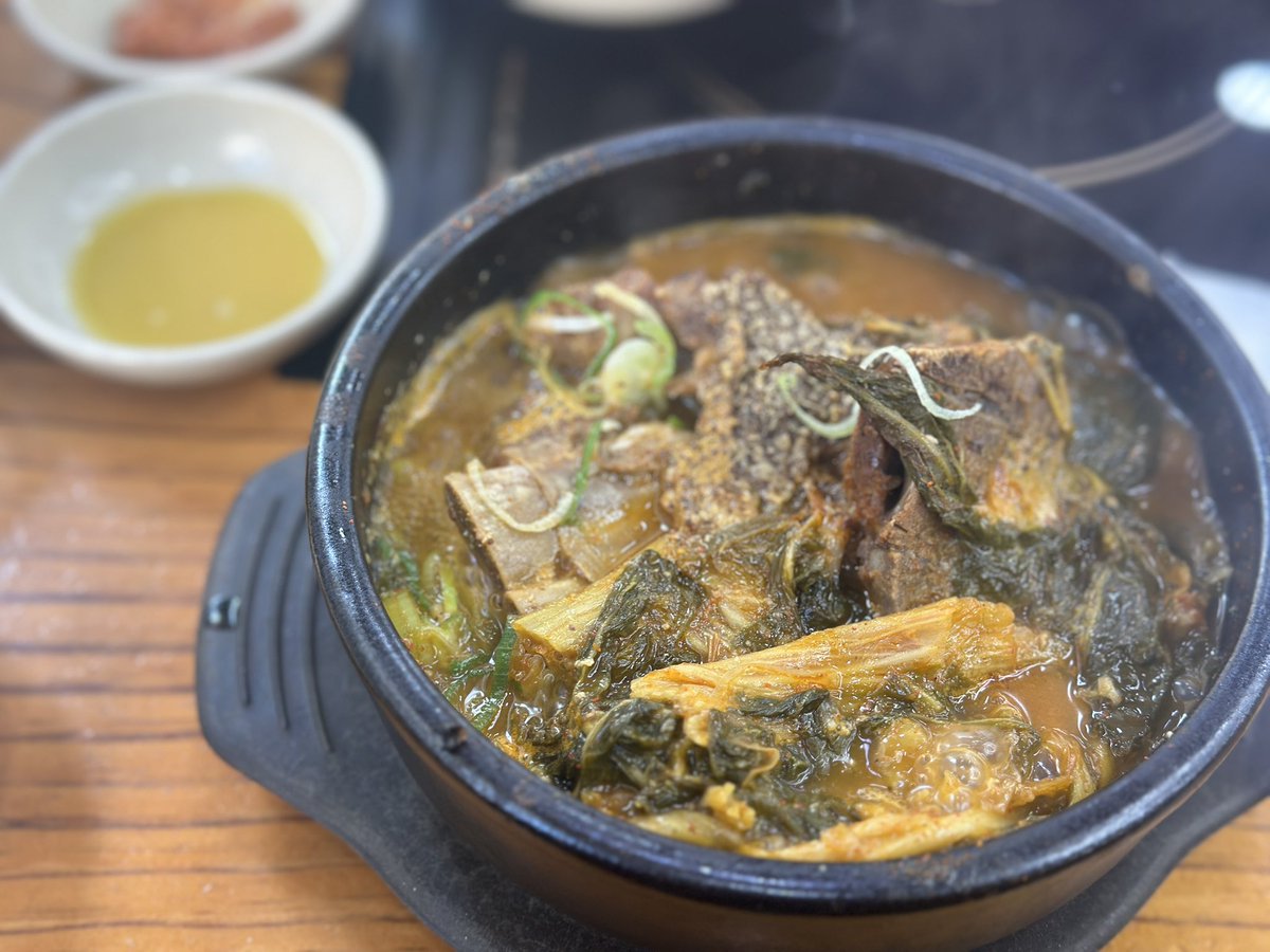 moon_moon_H_'s tweet photo. 사장님!
옆 테이블 남자손님이랑 양 차이 너무 나잖아요.
저 보통 남자분들보다 더 먹는다구요!

마음상해서 초코케이크를 좀 먹어야 겠어요.

병원가기 전 힐링하려 했는데 
기분만 안좋아짐😡

올해 마지막 무릎 연골 주사 맞고
내일부터 야무지게 운동 시작할꺼임! 두둥!!! https://t.co/Be8UwkPSno