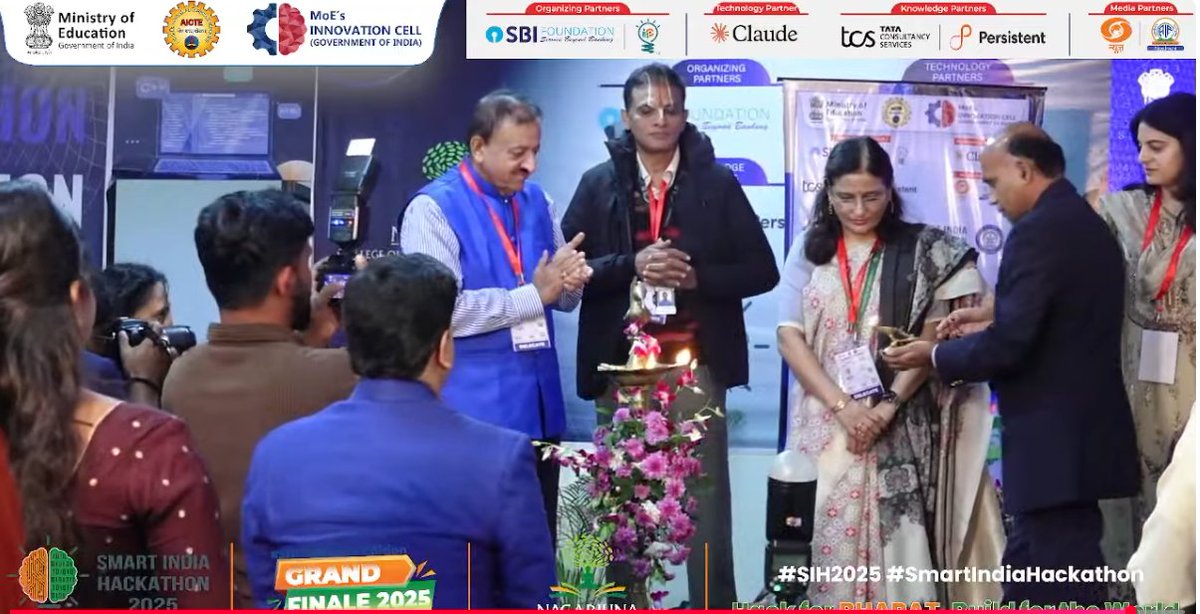 arifgulbarga's tweet photo. It’s incredible to see young innovators challenge real-world problems with fresh perspectives. This is exactly what India needs.
#SmartIndiaHackathon #NCET #SIH2025 https://t.co/1gCaWgpzMm