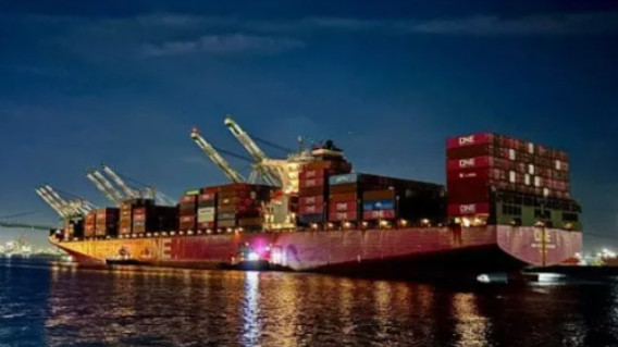JCtransJCtrans's tweet photo. Update on ONE HENRY HUDSON Fire Situation 💥 

#ShippingUpdate #MaritimeIncident #ONEHenryHudson #LosAngelesPort #GeneralAverage #SupplyChainImpact #ContainerShipping https://t.co/zNfisU5PM2