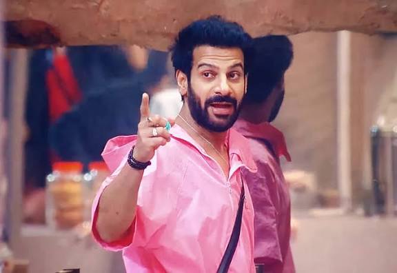 To all those people comparing with the previous winner....
This is #KaranveerMehra the man who literally fought against the entire house and BB narratives, not someone who tagged along...
