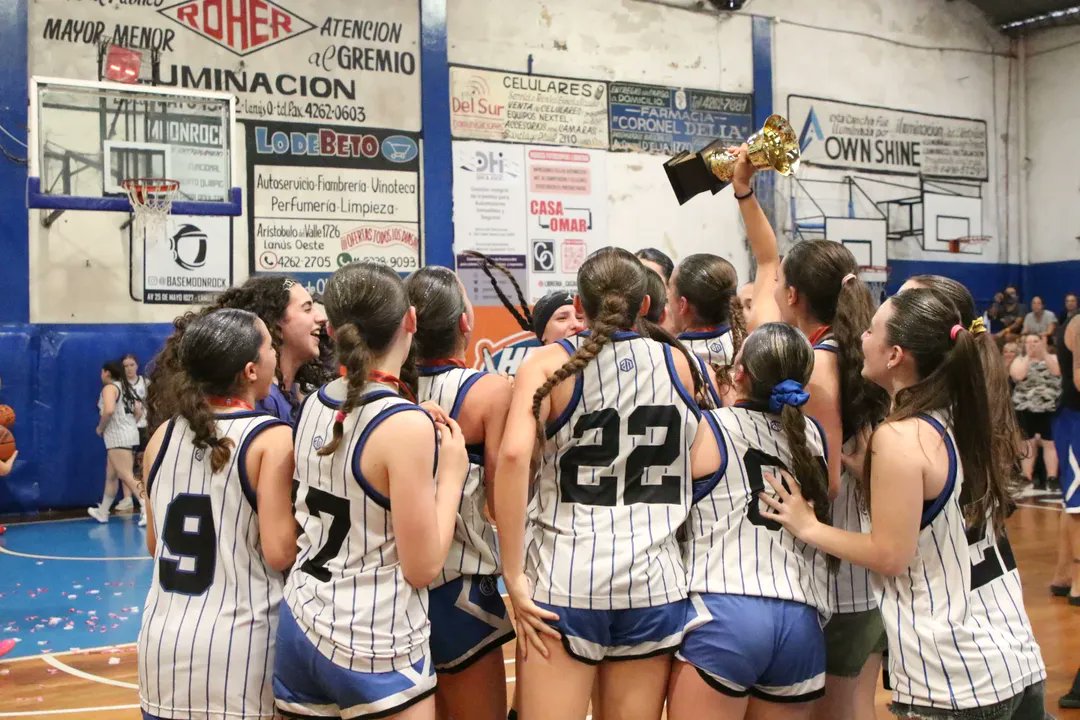 🏆 ¡3 de Febrero campeón de la categoría U15 del Nivel 2 del básquet femenino!

🔵 Trede se impuso 61–30 ante Quilmes y levantaron el trofeo de esta categoría del básquet femenino metropolitano.

🎉 ¡Felicitaciones!