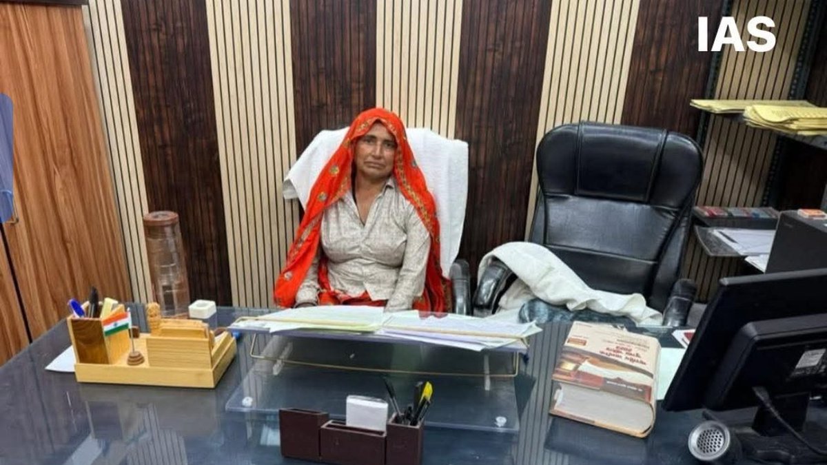 komalmeena0403's tweet photo. एक माँ का बेटा उसकी माँ को IAS कि चेयर पे बिठाता है तब माँ को कितना सुकून मिलता है !! https://t.co/F2ugsXyyIw