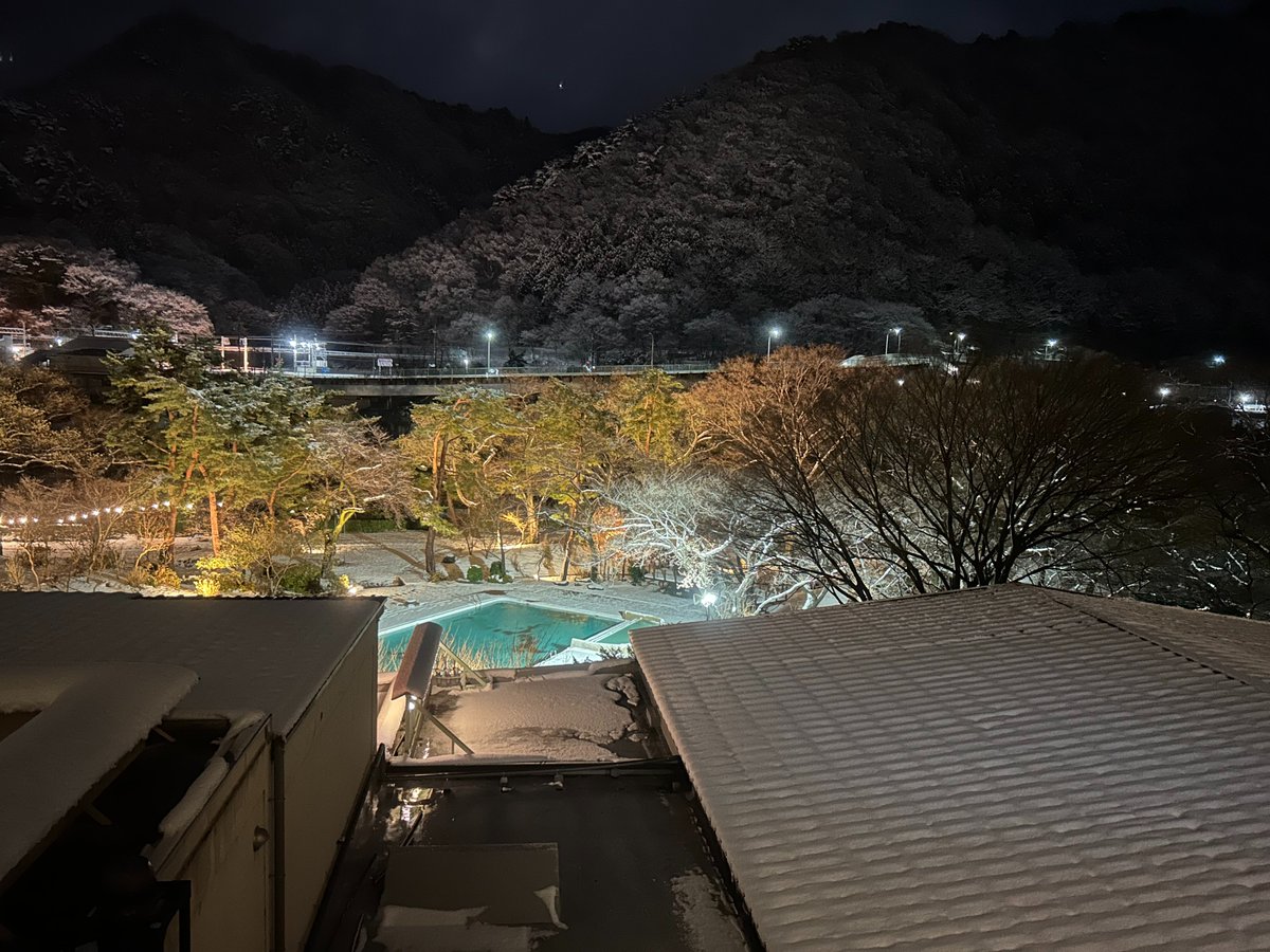 TomohInc's tweet photo. 先週は忘年会で社員一同水上温泉にお邪魔しました。
行きの電車に乗っている間、みるみる間に雪になって驚きましたが、美しい景色と温泉を堪能いたしました。 https://t.co/SfBBwYq9oC