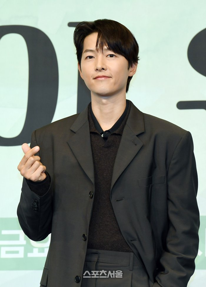 KoreanUpdates's tweet photo. Acc. to OSEN, #SongJoongki is currently reviewing offer to star in romcom <Love Cloud> as a flight controller who reunited in Jeju with a female pilot that he knew 7 years ago. To be helmed by #YouthOfMay #HighCookie director with new writing team

#KoreanUpdates RZ https://t.co/CGAOAOJFoR
