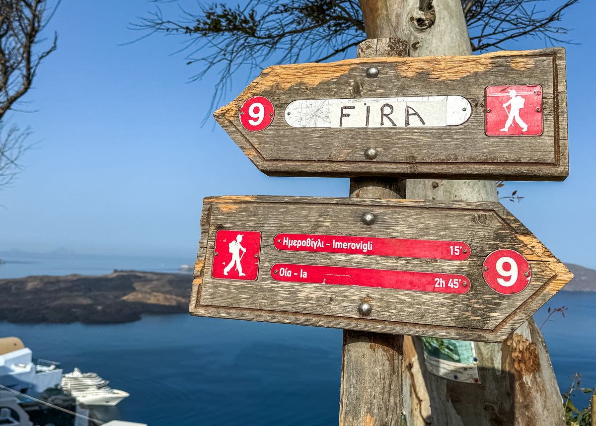 What is the Fira to Oia hike on Santorini REALLY like? 
justisafourletterword.com/yes-the-santor…