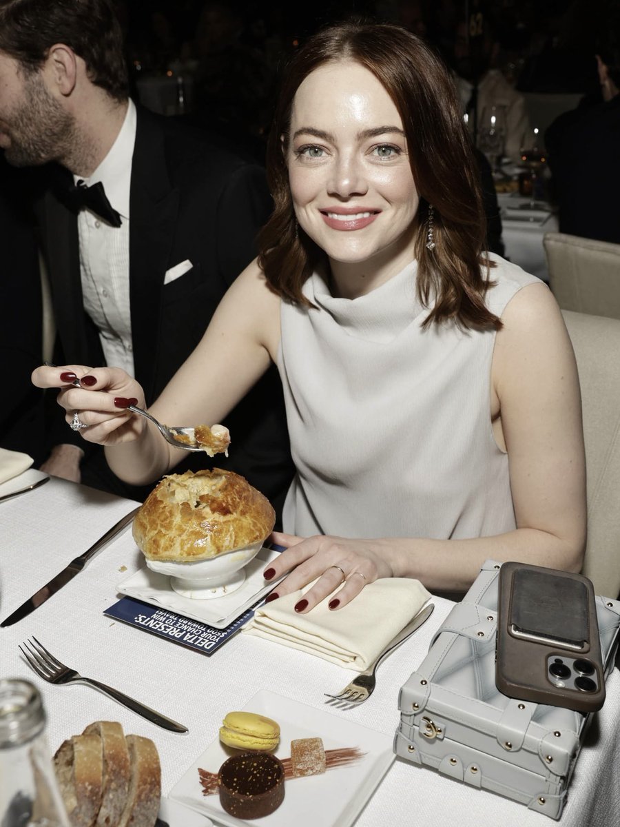 nickkhow's tweet photo. she saw the pot pie that makes you smile https://t.co/9xeF5xVJTw