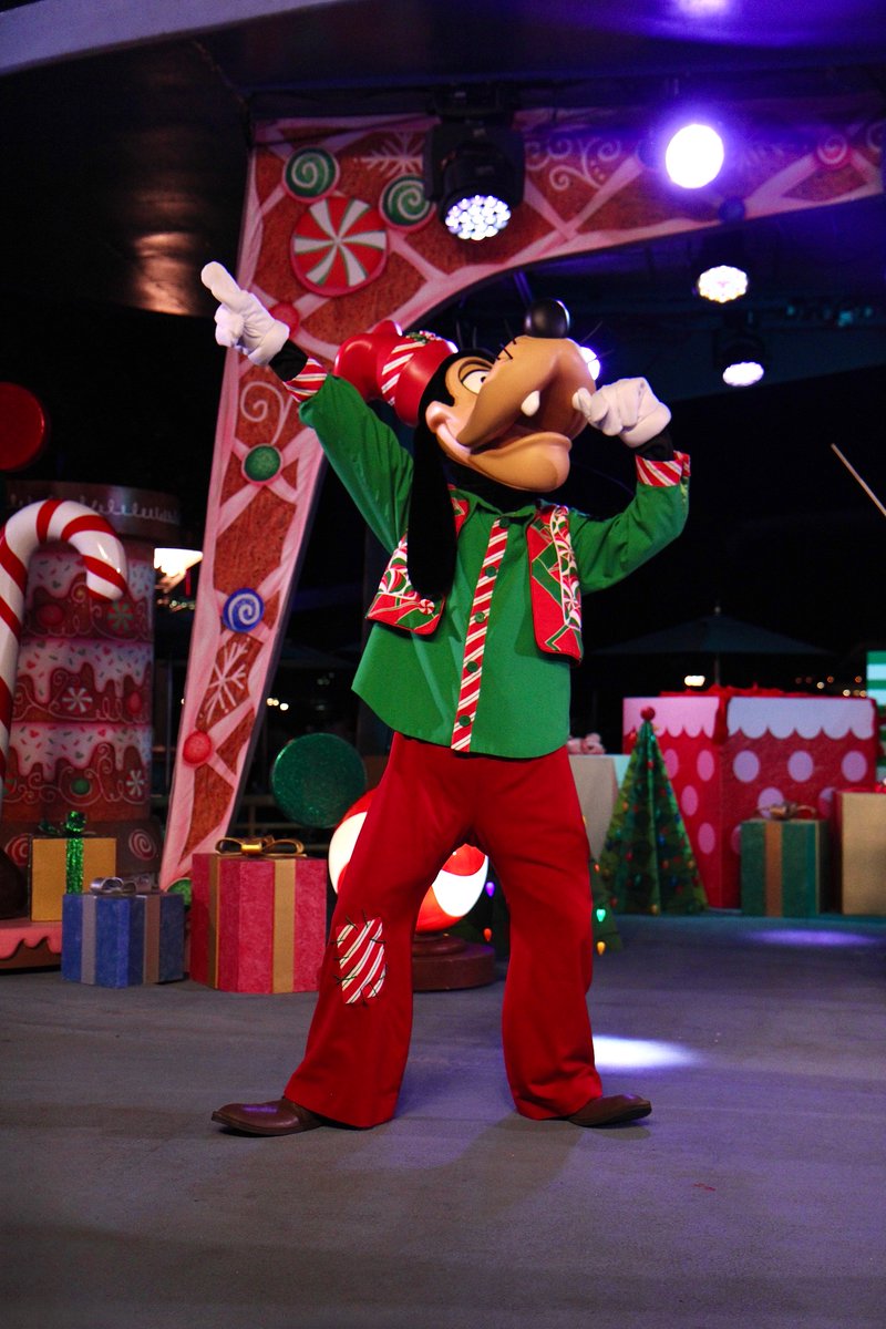 MicroFins's tweet image. Goofy hits the high note 🎵 ⬆️ at the Holiday Dance Party 
#Disneyland #DLR