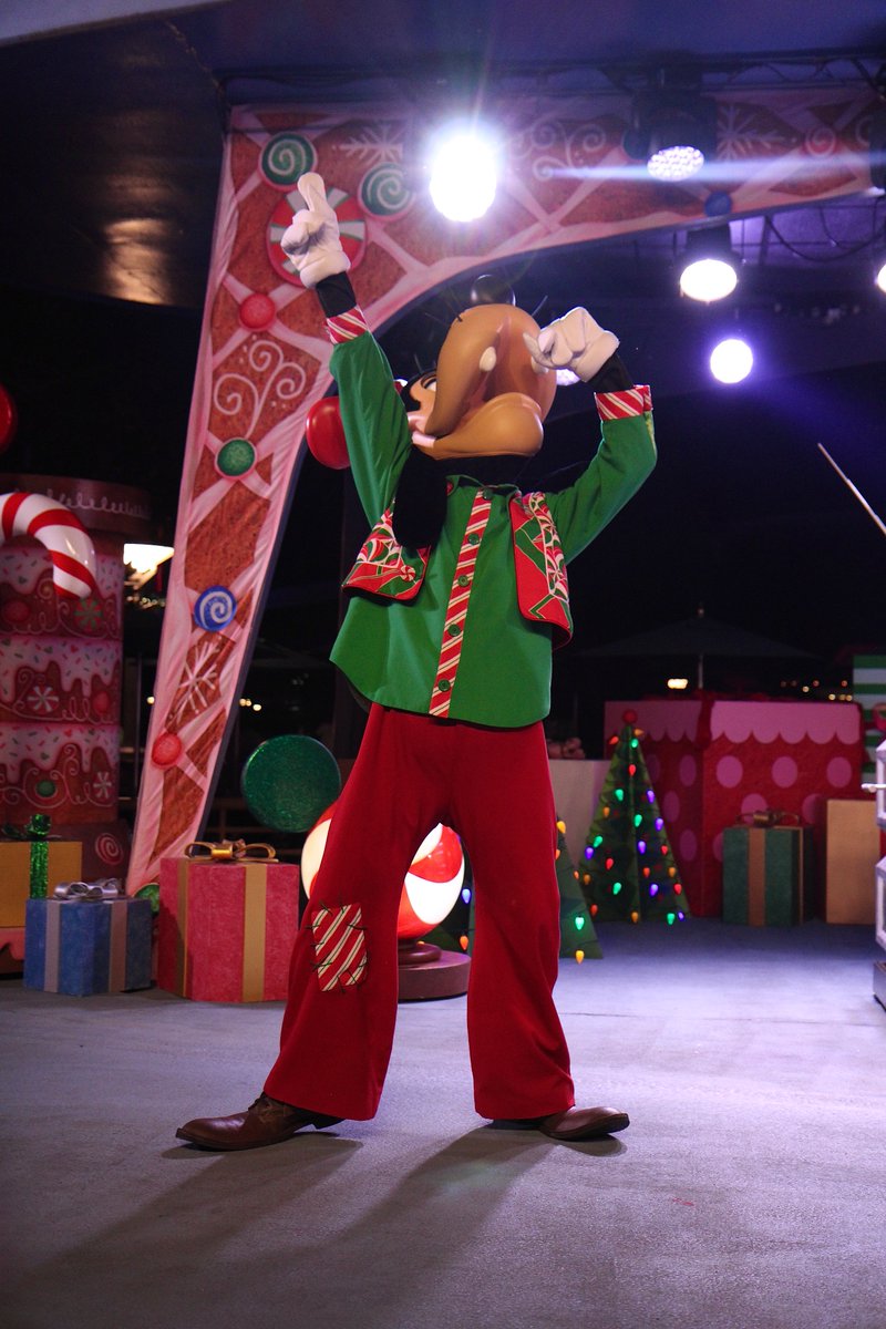 MicroFins's tweet image. Goofy hits the high note 🎵 ⬆️ at the Holiday Dance Party 
#Disneyland #DLR