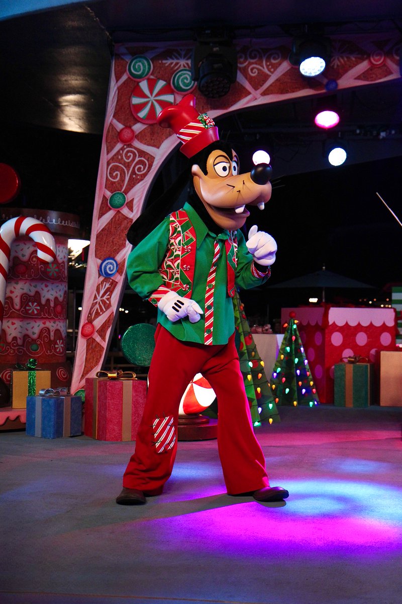 MicroFins's tweet image. Goofy hits the high note 🎵 ⬆️ at the Holiday Dance Party 
#Disneyland #DLR