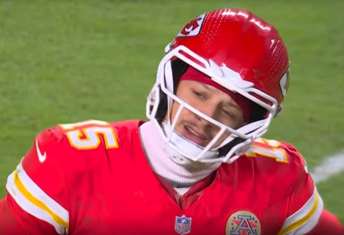 Mahomes face when getting that 4th down call is killing me he got no confidence in the walrus 😭😭