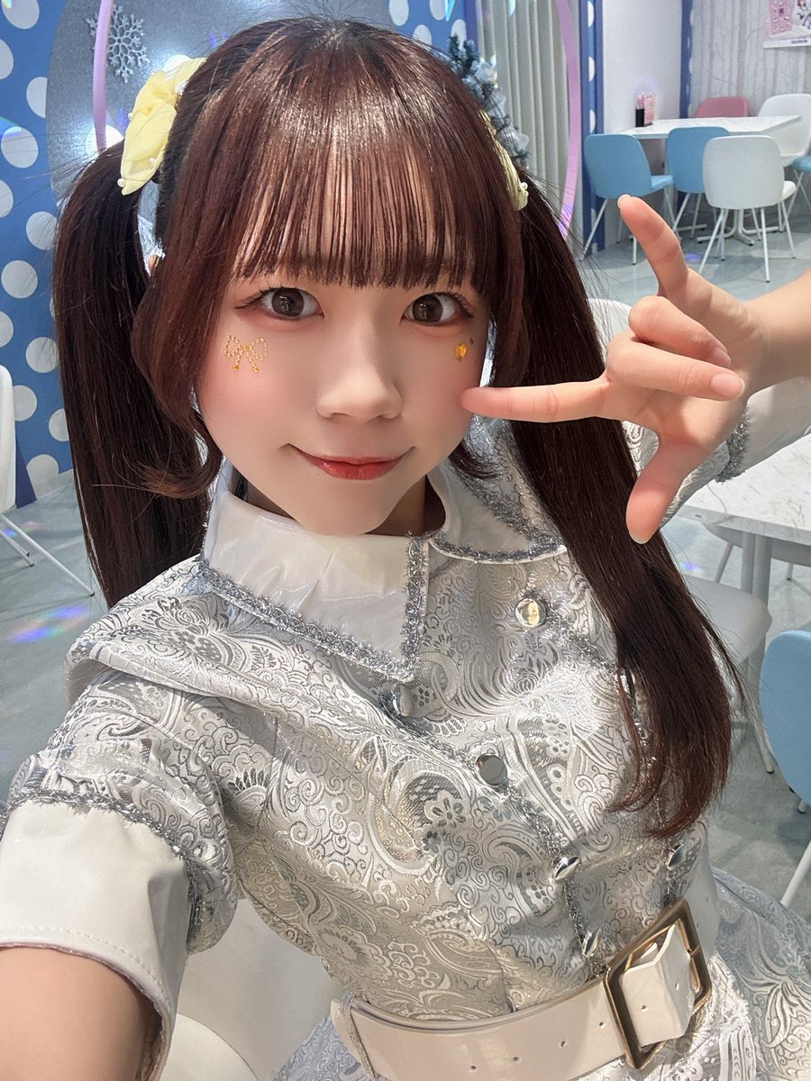 CAN 缶バッジ ピンク背景 女性 めいどりーみん きゃん ピンバッジ CAN