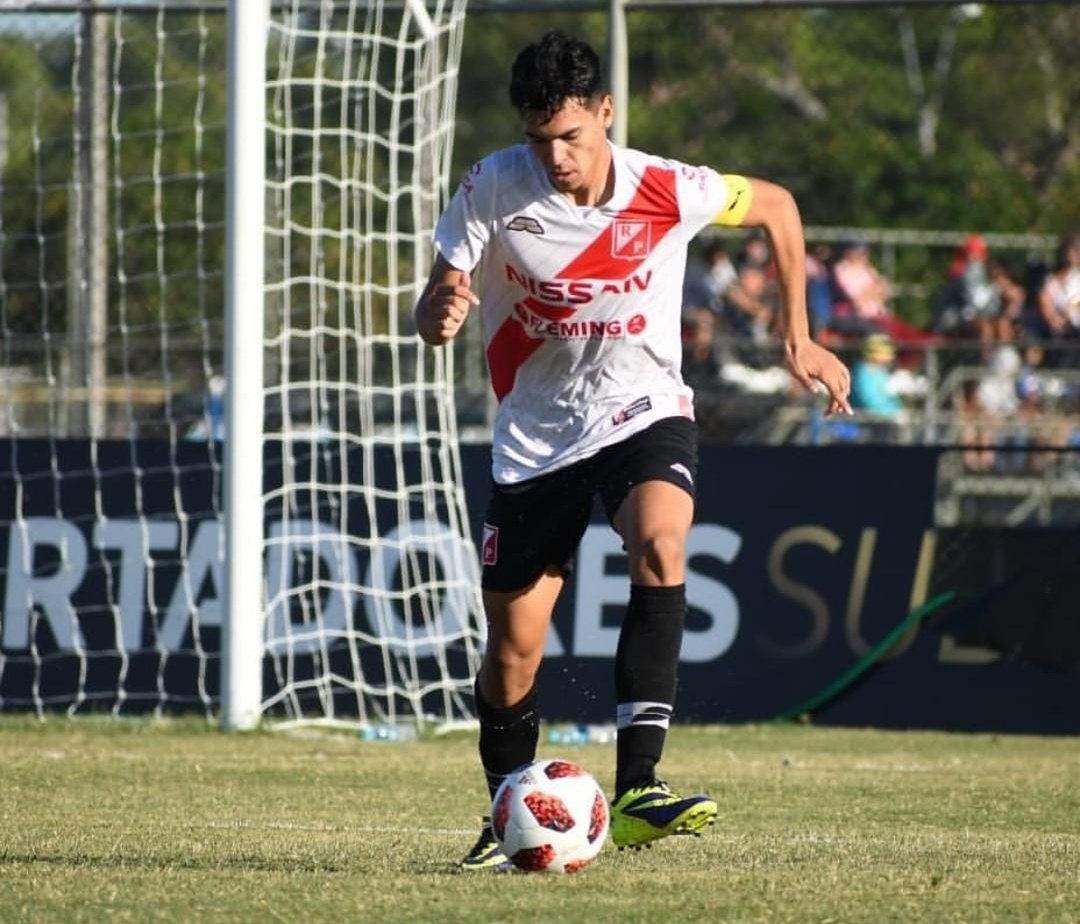 Espinola inició en River Plate para luego migrar a Magallanes en donde jugó en la segunda de Chile.

Desde el 2023 que está en Concepción en donde consiguió dos ascensos; de 3° a 2° y de 2° a 1° el día de hoy.

Un lateral joven con características interesantes 👀.