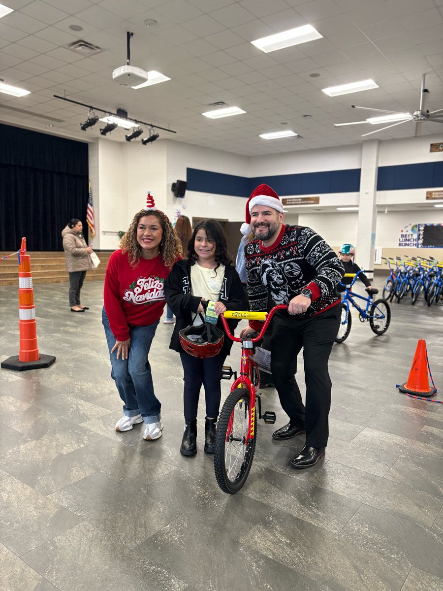 engarza12's tweet photo. π²Big smiles and huge gains! Thanks to @CYCLEHouston for donating bikes to our 2nd graders who crushed their reading goals. Hard work + literacy= wheels of success! πͺπΌ#ThisisLFSmith @lorenarojo @ADC9595 https://t.co/62lbyaj2E2