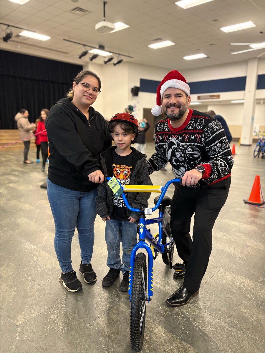 engarza12's tweet photo. π²Big smiles and huge gains! Thanks to @CYCLEHouston for donating bikes to our 2nd graders who crushed their reading goals. Hard work + literacy= wheels of success! πͺπΌ#ThisisLFSmith @lorenarojo @ADC9595 https://t.co/62lbyaj2E2
