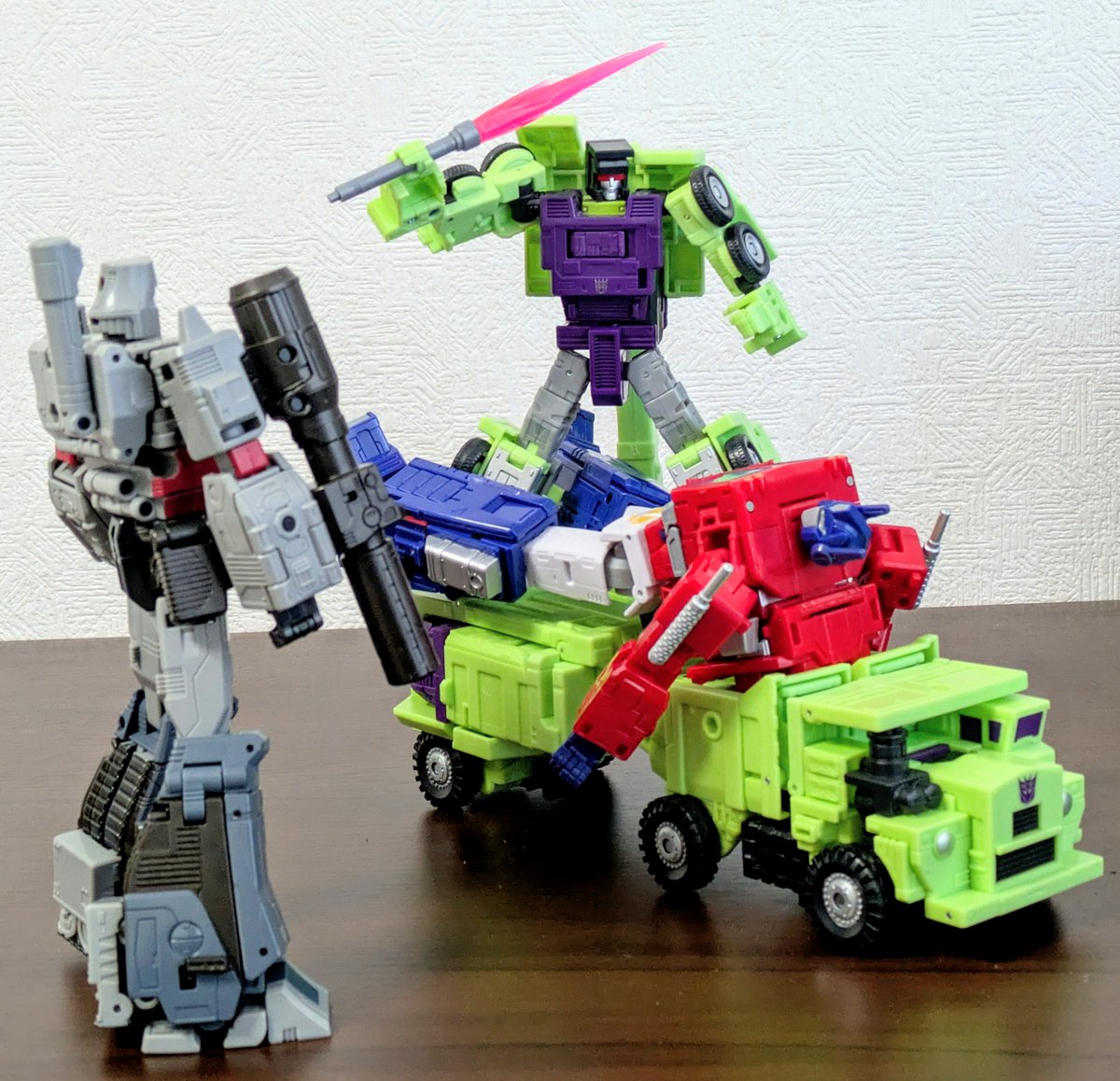 #お昼休みに一枚だけTF玩具写真を貼ろう
一思いにバッサリやってやるぜ