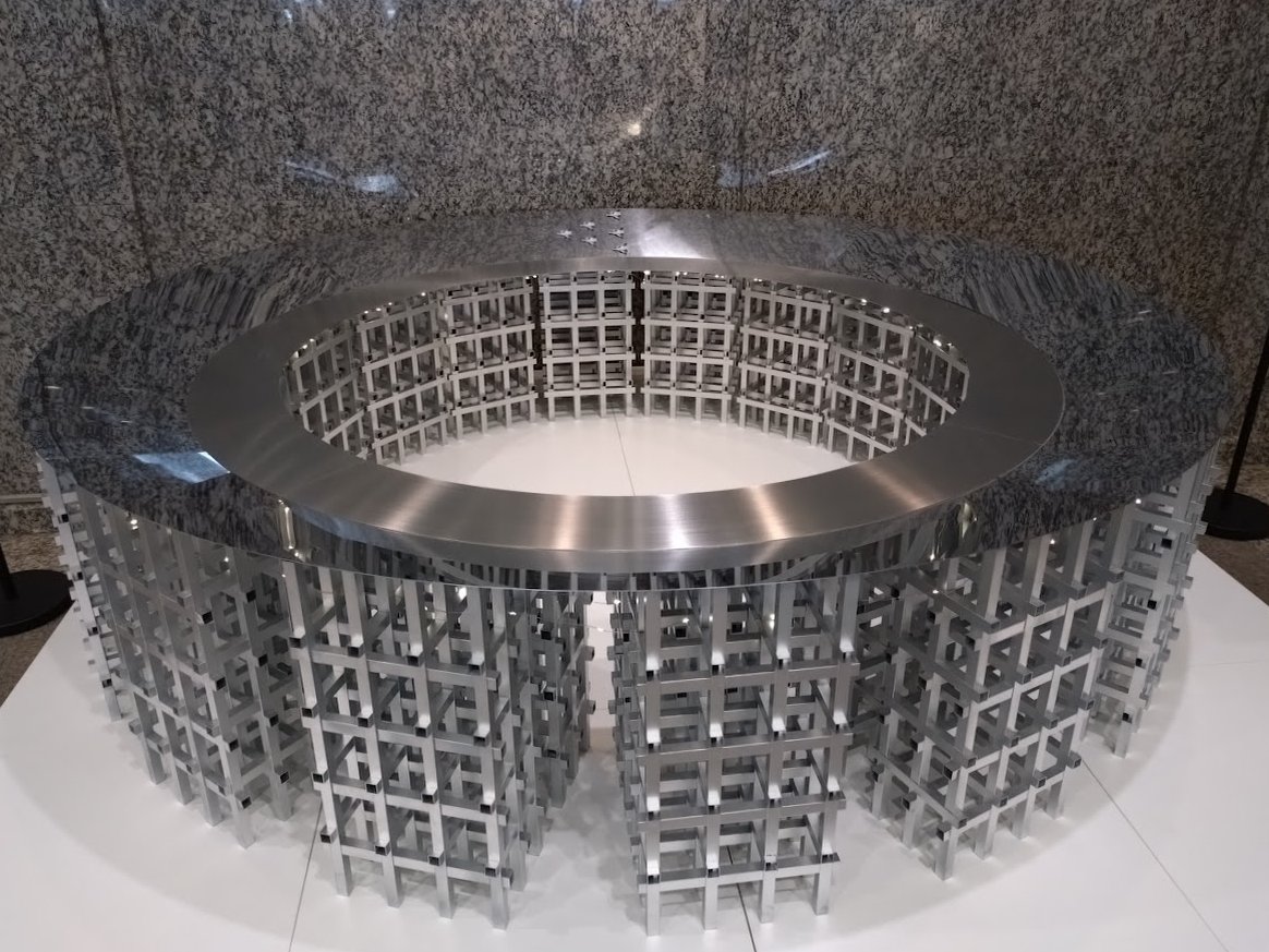 万博会場で3日間だけ展示された「板金製 大屋根リング」は大阪市役所1