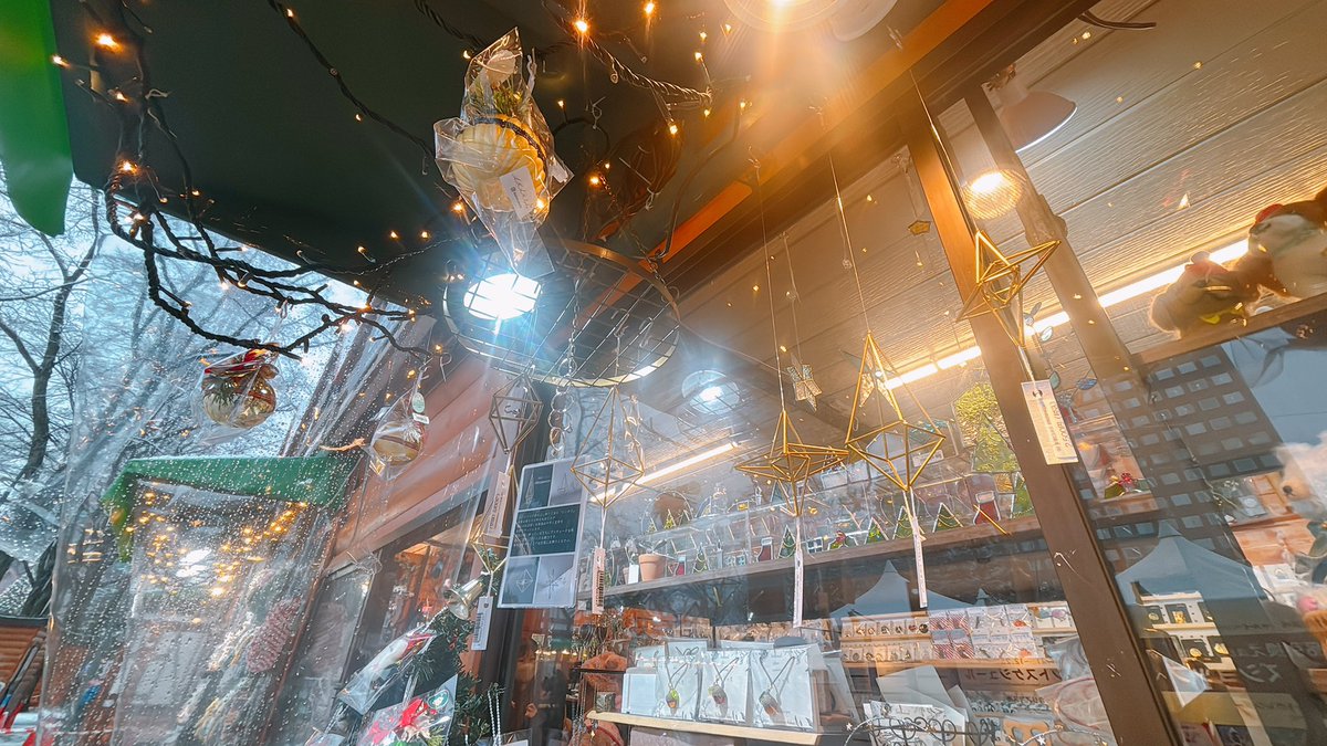 hand to heartChristmas Box も雪が降ったりしておりますがたくさんの作家様のアイテムでKAWAIIが溢れておりますっ

お天気が悪天候ではありますが足をお運び頂き有難うございますっ21時まで大通公園2丁目で開催中ですっ

#htoh 
#ミュンヘンクリスマス市

今日の店内の様子
youtube.com/shorts/Iyfb7B7…