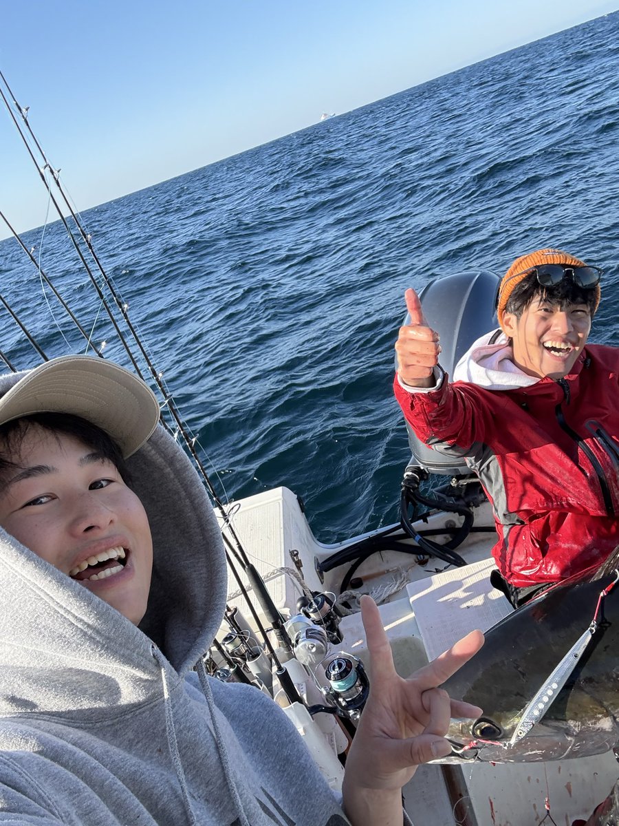 kanji_ows's tweet photo. 12/7 sun
行き道で流れ星見ながら伊勢志摩へ🌠
立派なヒレ長のキハダが来てくれました🐟
ほんとに嬉しい😭
最高の先輩に釣らせてもらいました‼️
@417issm 

#キハダ
#トンジギ
#ジギング
#オフショアフィッシング
#釣り好きな人と繋がりたい https://t.co/c7NLcaK9Ab