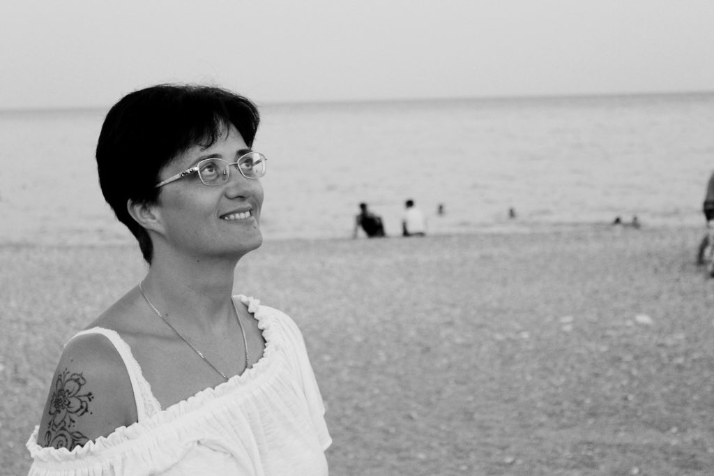 Сегодня два года, как я попрощался с мамой. 

7 декабря 23-го года я в последний раз говорил ей, как люблю её, и слышал «и я тебя люблю» в ответ. На следующий день, 8 декабря, мамы не стало. После пяти лет борьбы с болезнью она ушла непобеждённой — никогда не сдаваясь, не падая