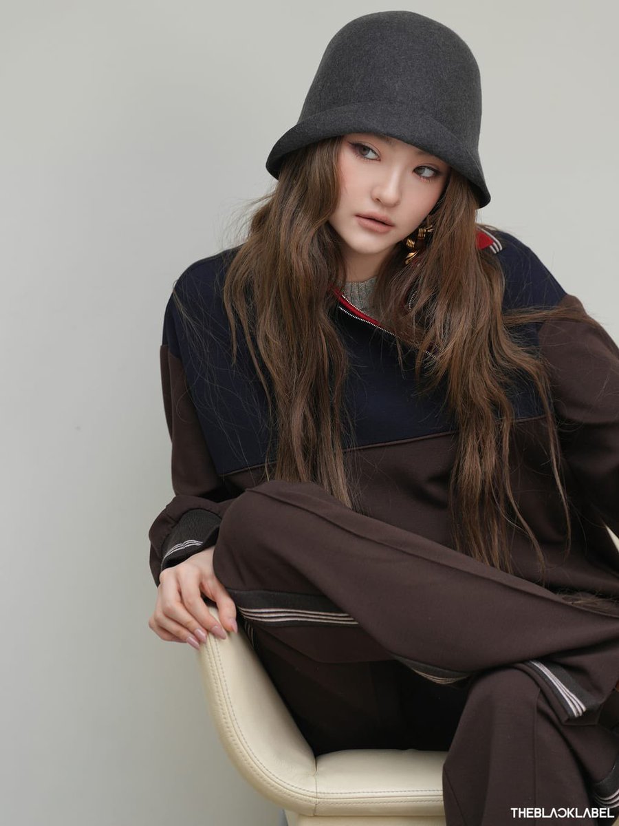 ynaress_'s tweet photo. Ella Hadid??
#ELLA #엘라 
#MEOVV #미야오 https://t.co/hKSy3jTq71