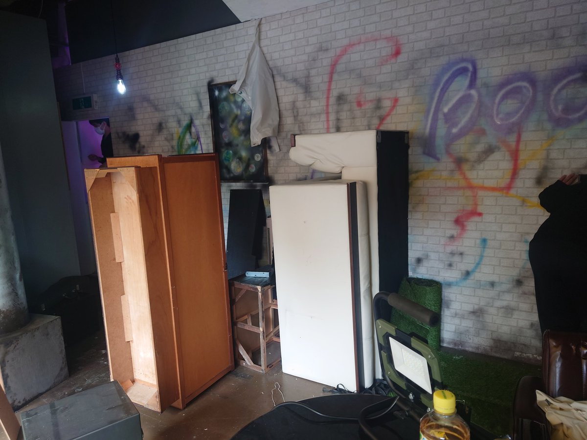 両価性殺人症-AMBASY-の解体作業をNAGAKUTSUメンバーで行っています。
あの廃美術館は、ぜんぶ幻だったみたいですね。
1年間ありがとうございました！
次は、サーカスを作ります！
#マダミセ