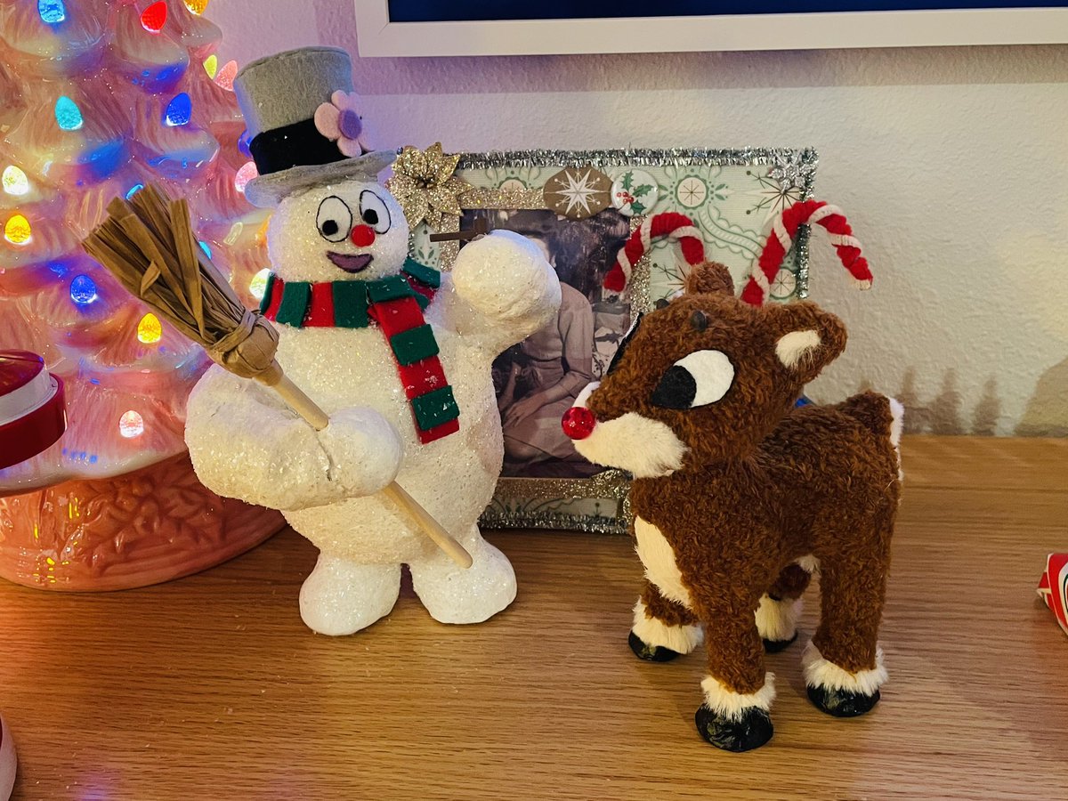 MrHinkleDraws's tweet photo. Christmas #Crafting with Sarah, Year 2! 🎄🎅🏻 #Rudolph the Red Nosed Reindeer 

#MrHinkleDraws #MerryChristmas #Sculpture #Reindeer #RudolphTheRedNosedReindeer #ArtsAndCrafts #Art #Artwork #Frosty https://t.co/nRLCfEDmcN