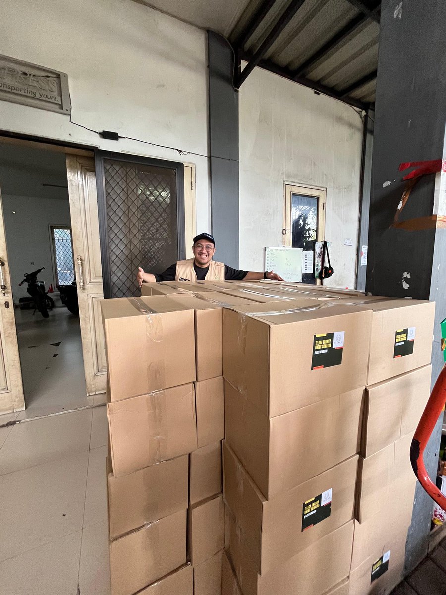 인도네시아에서 발송을 위해 구호물자를 정리하는 자원봉사자들