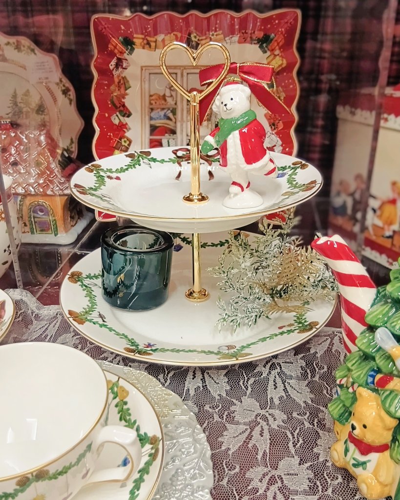 フィギュアスケート気分⛸️❄
ケーキスタンドのリンクをすべる可愛い白クマちゃん🐻‍❄️